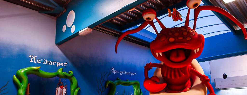 A large red crab statue as a childrens theme character